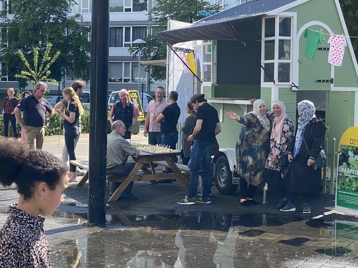 arjenvanree's tweet image. Dag van de Buurt in Overvecht was gister een dag vol ontmoetingen, gezelligheid, gesprekken, kennisdeling en mooi weer. @Stefclement nam ons mee in ploegentijd, kracht van collectief. Dag van de Buurt heeft laten zien dat met brede samenwerking je iets moois kunt organiseren.