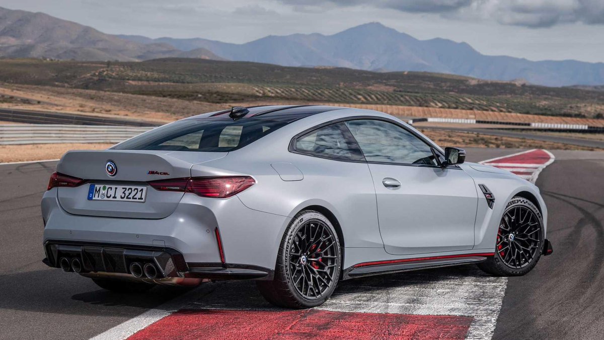 IamKumbi's tweet photo. M4 ya smanje with a twist. The all new BMW M4 CSL unveiled with 404kW, rear wheel drive as well as 2 seat only. 1000 units globally with only 15 coming to South Africa. #TheM4CSL #TheM4 https://t.co/Y5sNyZawn7