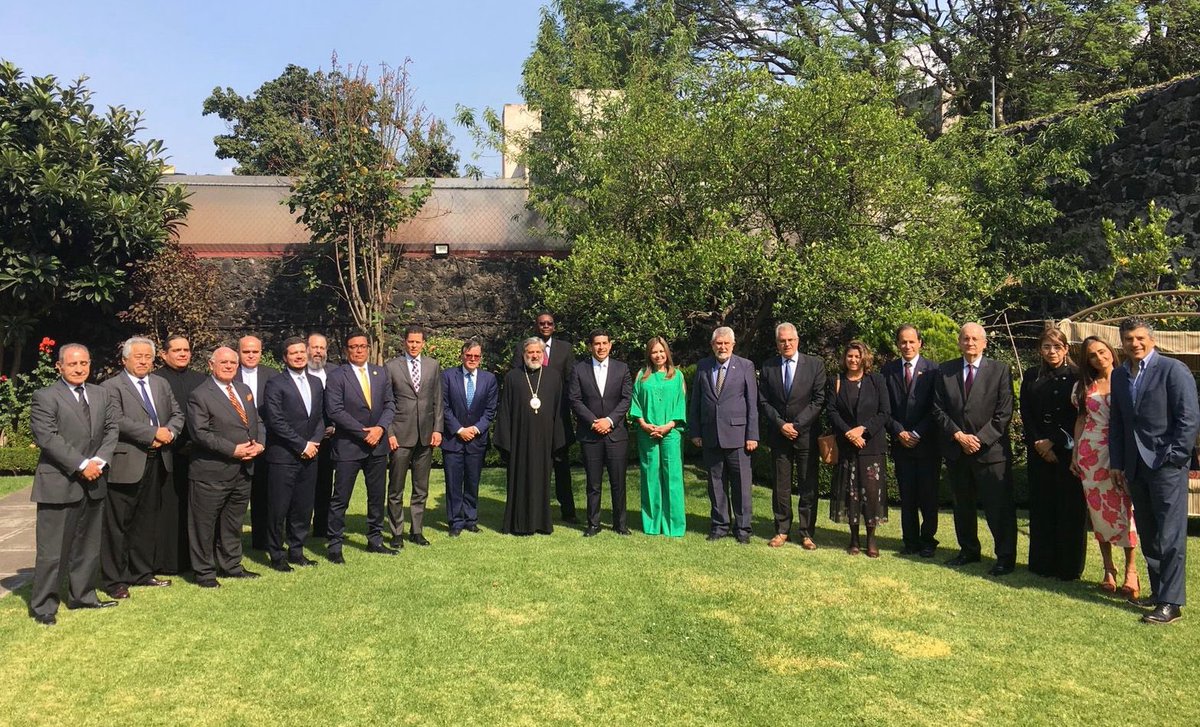 Met_Ignacio's tweet photo. Agradezco la gestión de Sr. Subsecretario @maximilianoreyz y de S.E. embajador de Uruguay @Anibal_Uruguay al haber respondido a la invitación de la reunión del Grupo de embajadores de Latinoamérica y el Caribe (GRULAC) en el arzobispado. ¡Fueron muy bienvenidos! https://t.co/TOIC8LDmVT