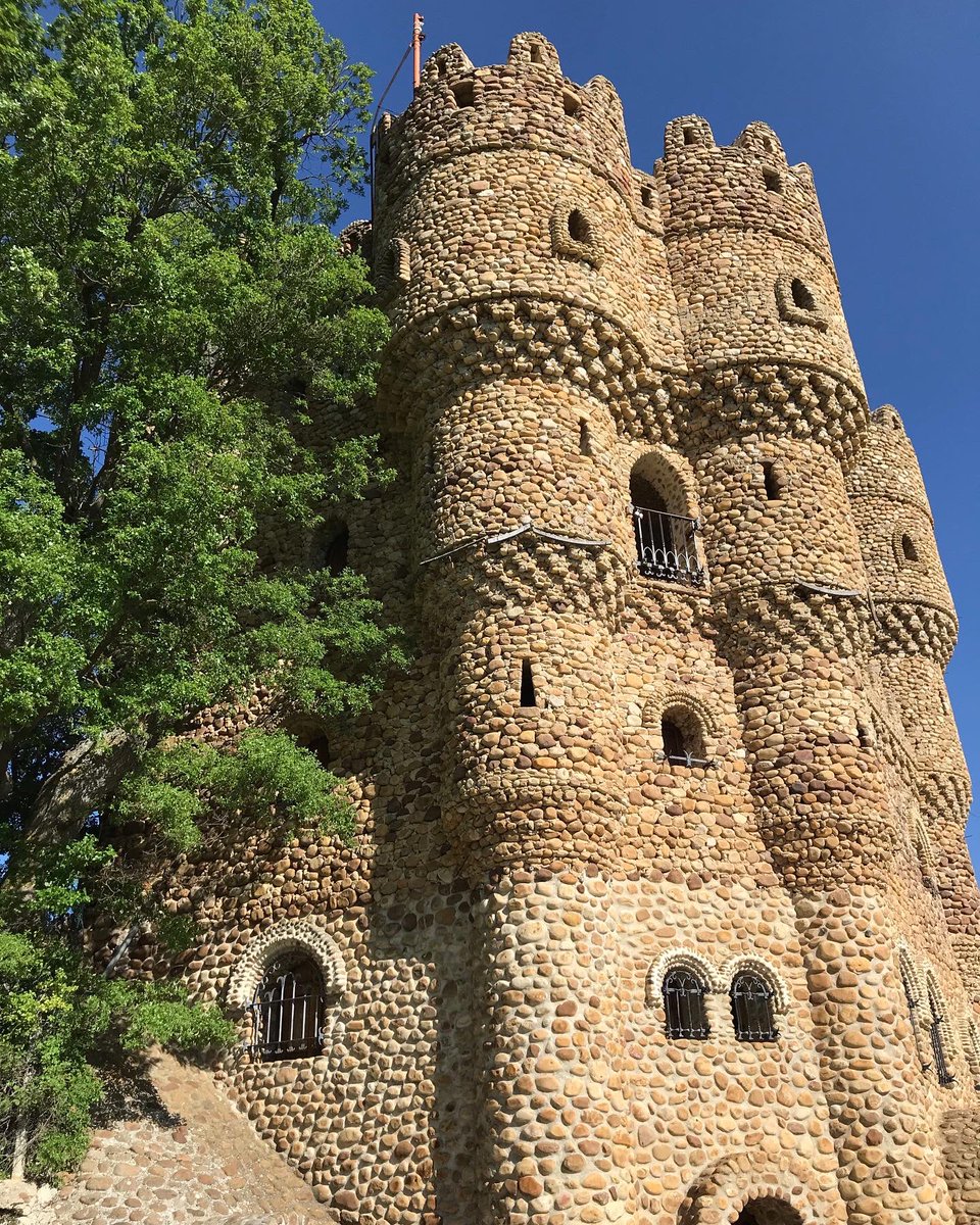 inigoladronm's tweet photo. “El pintoresco #castillo de los #RollingStones” 😜 hecho con #cantosrodados de #piedrasderío. ##CastilloLasCuevas #Cebolleros #MedinaDePomar #Burgos #cantorodado #pierda #río #arquitectura. Muy bonito y curioso! https://t.co/HHQizeKG1a