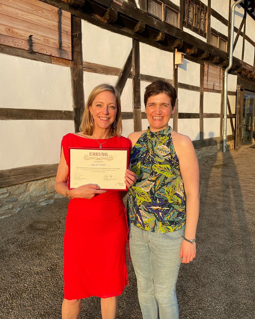 arbeiterkind's tweet photo. Gestern Abend habe ich Sophia von Rundstedt für ihr langjähriges Engagement gemeinsam mit ihren Mitarbeiter:innen mit der Arbeiterkind.de-Ehrenurkunde ausgezeichnet. Herzlichen Dank! @svonrundstedt @vonRundstedt_DE https://t.co/tpk6foeKrh