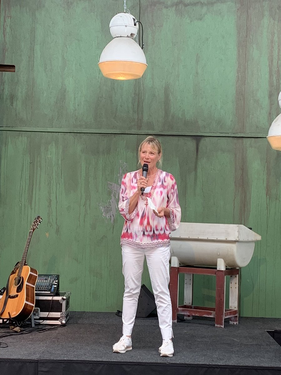 Gisteren in de Lasloods in Vlissingen afscheid genomen van Claudia Brandenburg als voorzitter van de Raad van Bestuur van het Adrz . Claudia bedankt voor alles wat je hebt berekend voor de ziekenhuiszorg in Gemeente Goes en de (ziekenhuis)zorg in Zeeland in zijn algemeenheid.