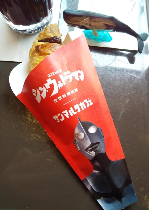 今ならサンマルクカフェでシンウルトラマン仕様のチョコクロが食べられるし大量のウルトラマンと目を合わせながら選ぶことができる 