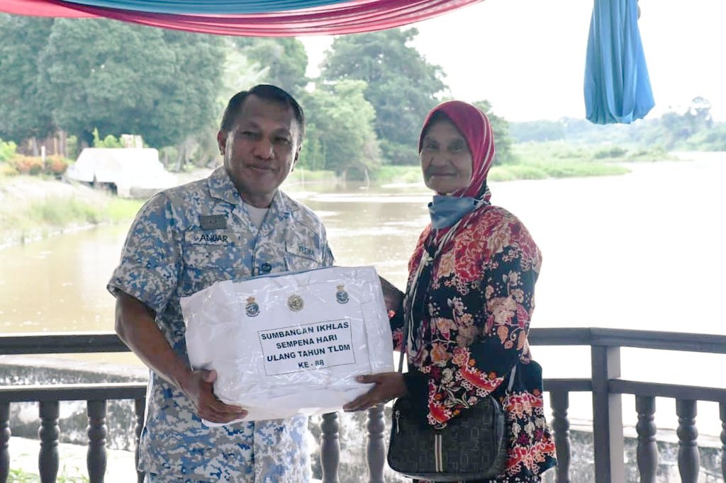 MPLD_TLDM's tweet photo. YBhg PPL menyempurnakan acara penutup Aktiviti Berakit di Sungai Perak sempena HUT TLDM ke-88 dan menyerahkan sumbangan kepada golongan asnaf setempat. 
#AktivitiBerakit
#HUTTLDMke88 

@PK_TLDM 
@kdsi_1 
@kdptldm 
@am9166 
@AzharAdam20 https://t.co/YJWcAF2XUU