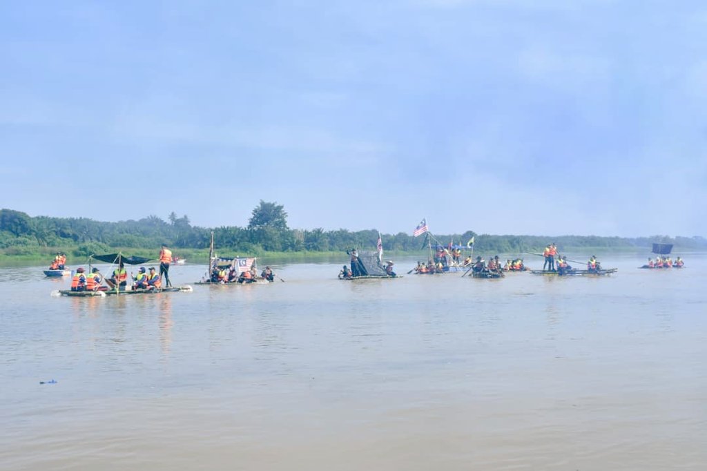 MPLD_TLDM's tweet photo. YBhg PPL menyempurnakan acara penutup Aktiviti Berakit di Sungai Perak sempena HUT TLDM ke-88 dan menyerahkan sumbangan kepada golongan asnaf setempat. 
#AktivitiBerakit
#HUTTLDMke88 

@PK_TLDM 
@kdsi_1 
@kdptldm 
@am9166 
@AzharAdam20 https://t.co/YJWcAF2XUU