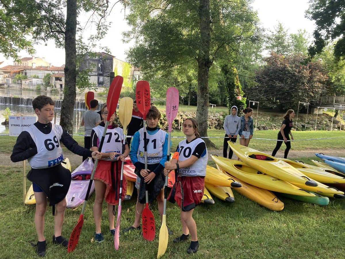 L’équipe des jeunes kayakistes du CLG de l’Eyriueux, coachés par M.Pons et Mme Lemée sont 6e aux championnats de France avant la dernière épreuve ! Forza !