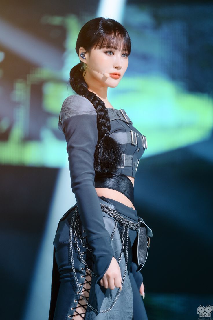 UnderyoohSky's tweet photo. Wonder woman i only know siyeon from dreamcatcher https://t.co/LRvc1n610S