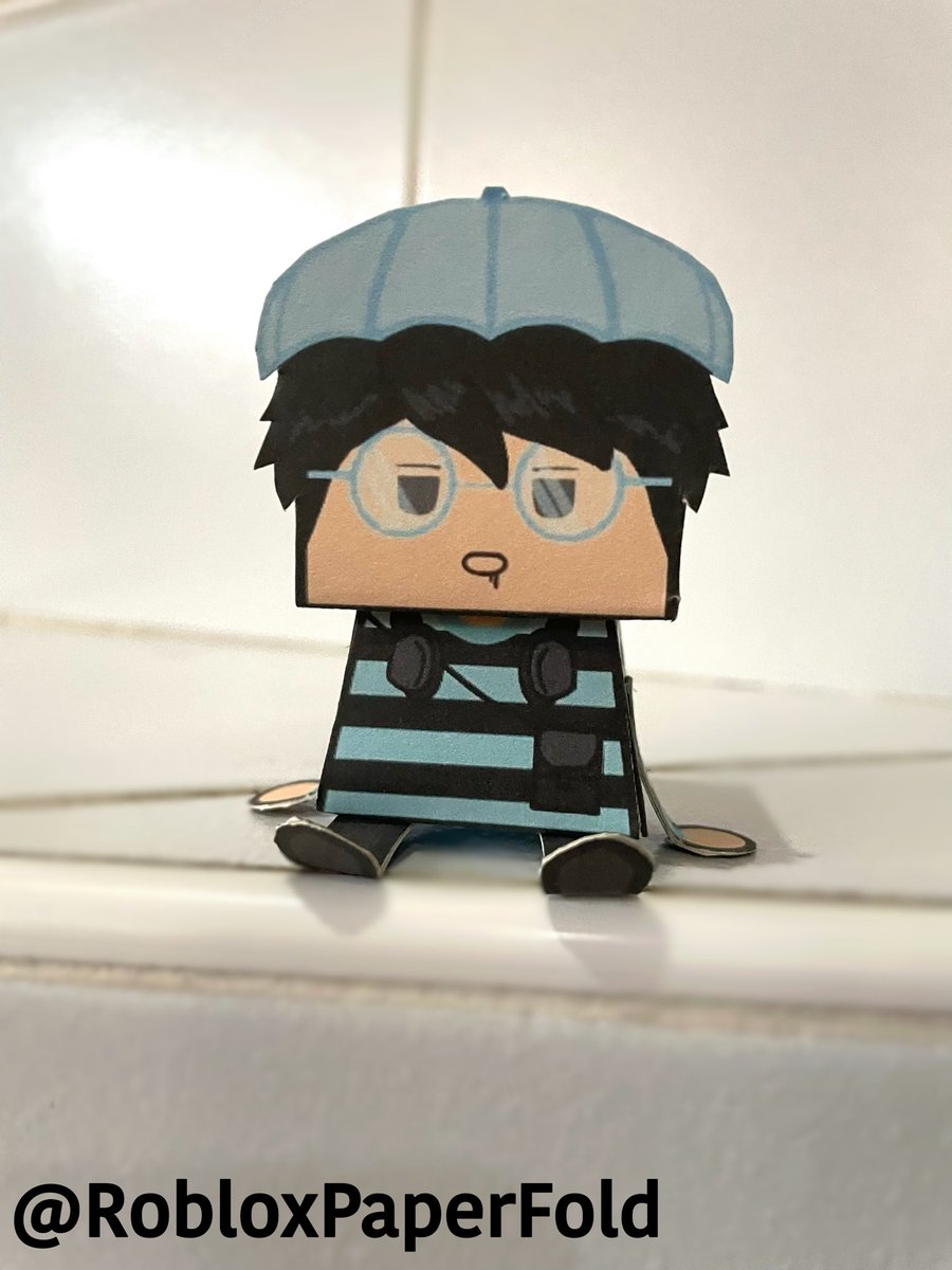 RobloxPaperFold's tweet photo. Thank you @ReallyGeneric for purchasing a roblox desk buddy!! Instructions and template are sent in dm. Thank you!! 
#RobloxCommissions #RobloxCommision #RobloxArtCommissions https://t.co/sVj9YCZbFp