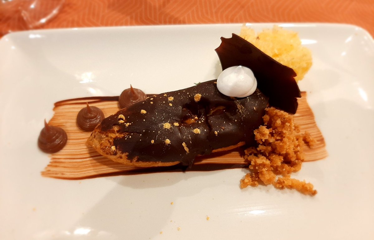 comebebeama69's tweet photo. #ChocoADDICT en BENDITO #Málaga #CocinaHonesta #chef Mario Rosado (@MarioSegado) #equipo #Cata de #Postres &amp; #Cocktails #Gracias 3/3 https://t.co/DO66Bsca5O