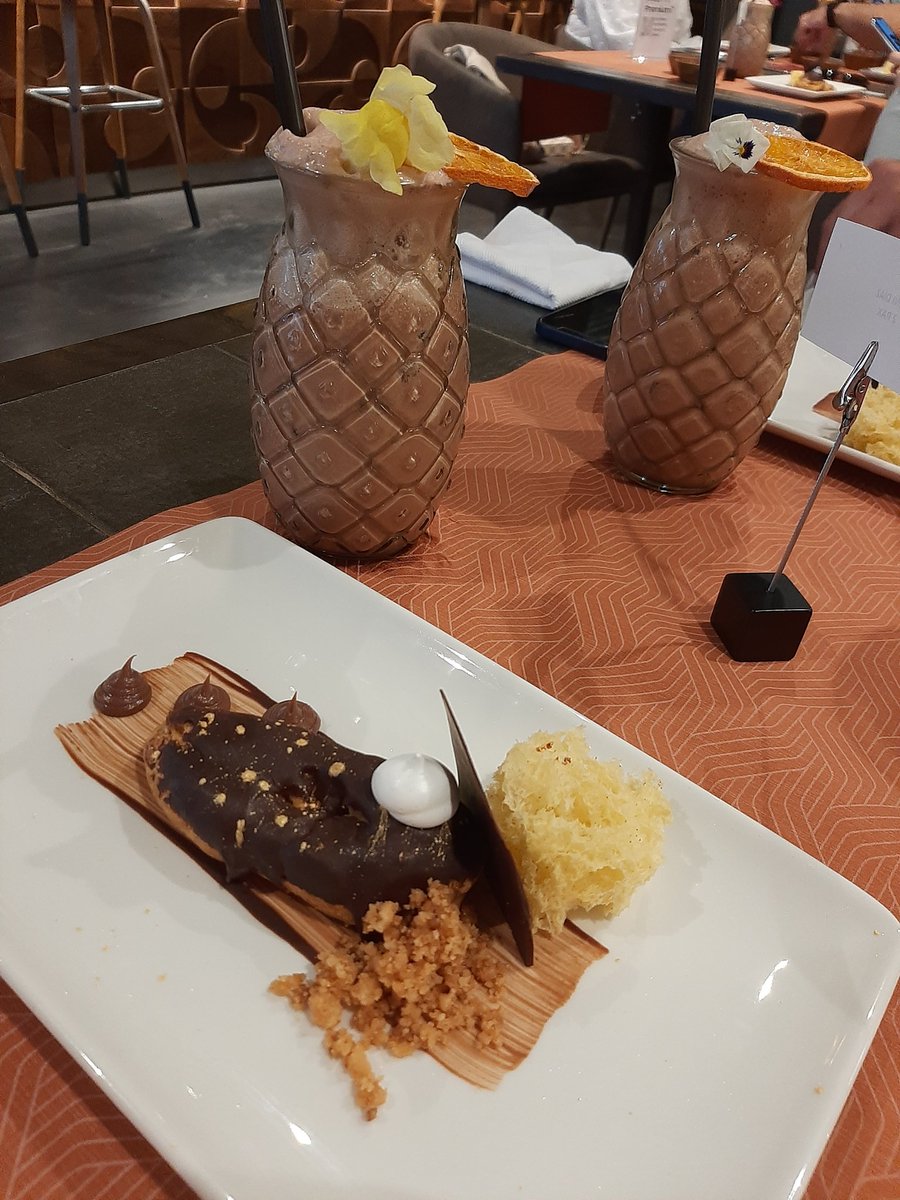 comebebeama69's tweet photo. #ChocoADDICT en BENDITO #Málaga #CocinaHonesta #chef Mario Rosado (@MarioSegado) #equipo #Cata de #Postres &amp; #Cocktails #Gracias 3/3 https://t.co/DO66Bsca5O