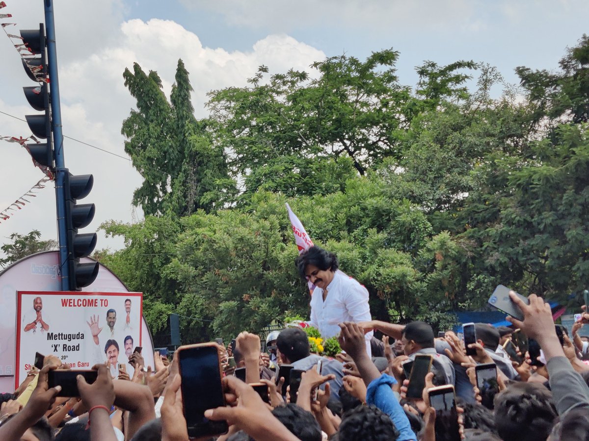JSPTelangana's tweet photo. హైదరాబాద్, మెట్టుగూడ అంబేద్కర్ చౌరస్తా వద్దక జనసేన అధినేత శ్రీ @PawanKalyan గారు.

#JanaSenaniNalgondaTour
#JanaSenaTelangana https://t.co/EWqAf0i6FM