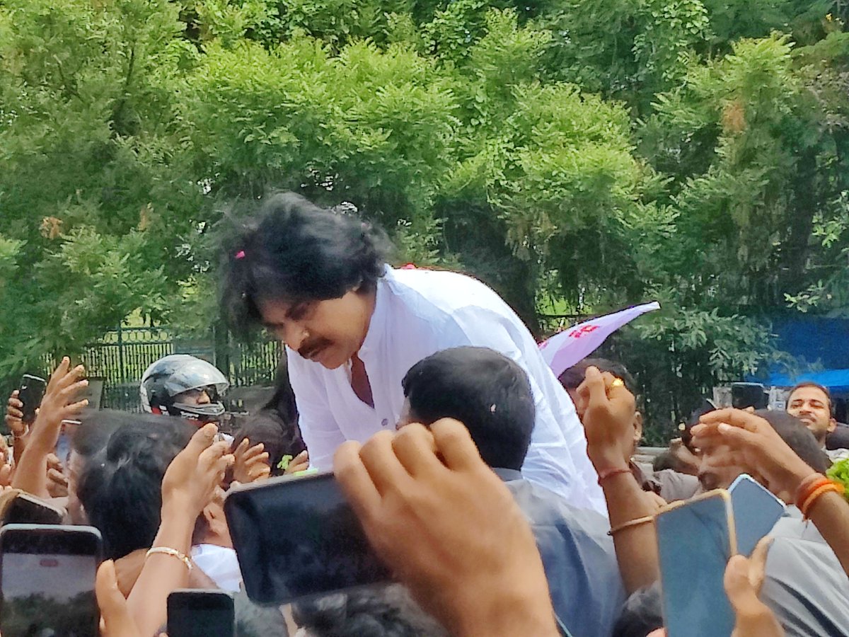 JSPTelangana's tweet photo. హైదరాబాద్, మెట్టుగూడ అంబేద్కర్ చౌరస్తా వద్దక జనసేన అధినేత శ్రీ @PawanKalyan గారు.

#JanaSenaniNalgondaTour
#JanaSenaTelangana https://t.co/EWqAf0i6FM