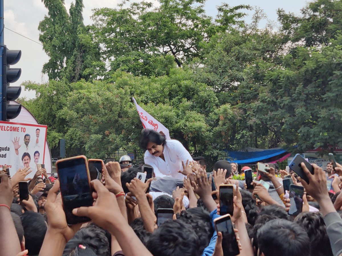 JSPTelangana's tweet photo. హైదరాబాద్, మెట్టుగూడ అంబేద్కర్ చౌరస్తా వద్దక జనసేన అధినేత శ్రీ @PawanKalyan గారు.

#JanaSenaniNalgondaTour
#JanaSenaTelangana https://t.co/EWqAf0i6FM
