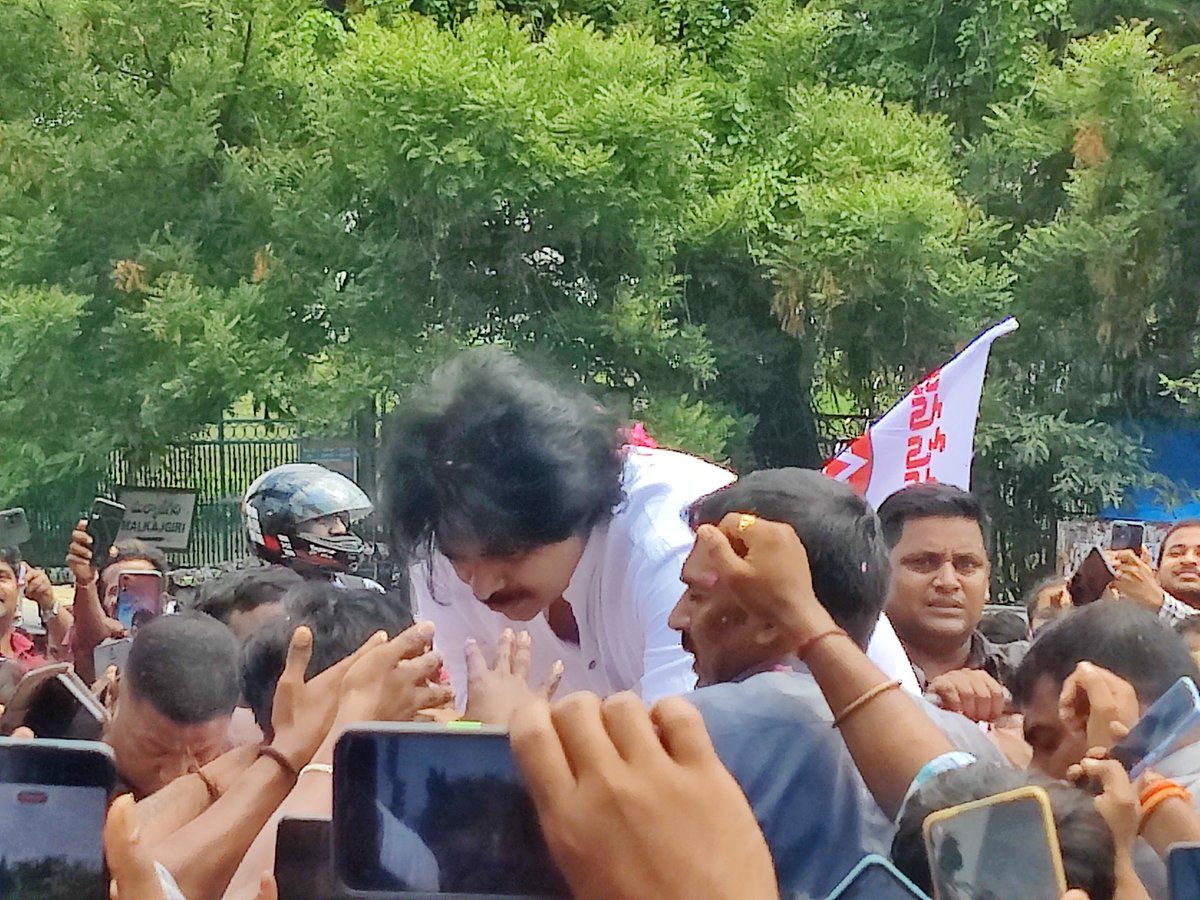 JSPTelangana's tweet photo. హైదరాబాద్, మెట్టుగూడ అంబేద్కర్ చౌరస్తా వద్దక జనసేన అధినేత శ్రీ @PawanKalyan గారు.

#JanaSenaniNalgondaTour
#JanaSenaTelangana https://t.co/EWqAf0i6FM