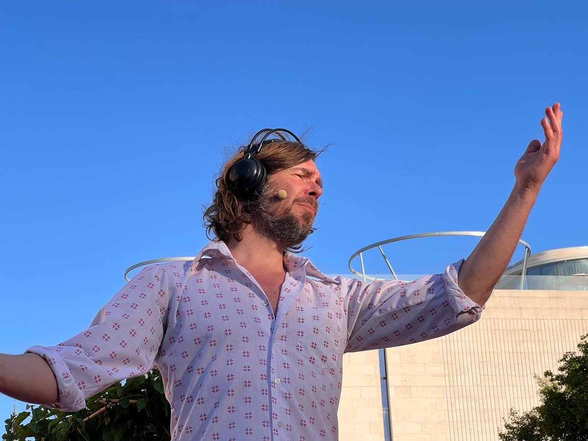 nicolaeller's tweet photo. #fuzzman und #oliverhangl #walkingconcert im @mqwien #sommerinwien #afterwork https://t.co/02Kw5xb7HC