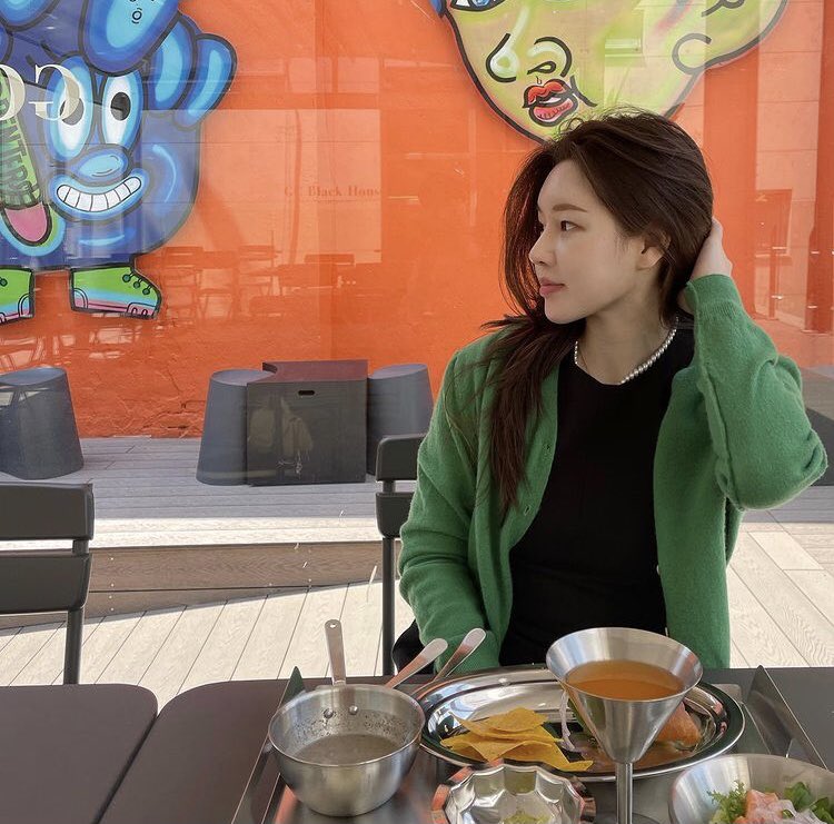 Interested in living with me and my sister ☺️☺️☺️☺️#Vancouver #oldart #canada🇨🇦 #miss #loveyourself #😍😍😍😍#bridalpath #you look very good good night you