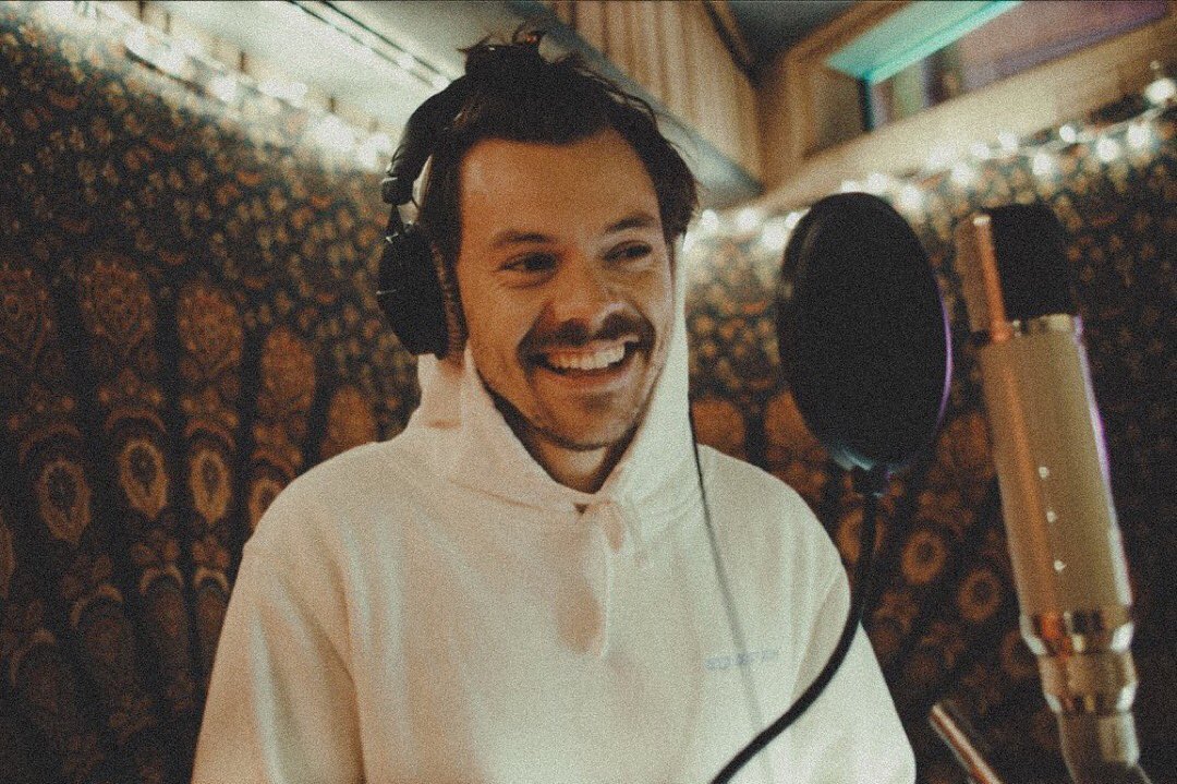 lilfreakstyles's tweet photo. So you tie up your hair and you smile like it's no big deal #HarrysHouse https://t.co/R3aZt9KMGf