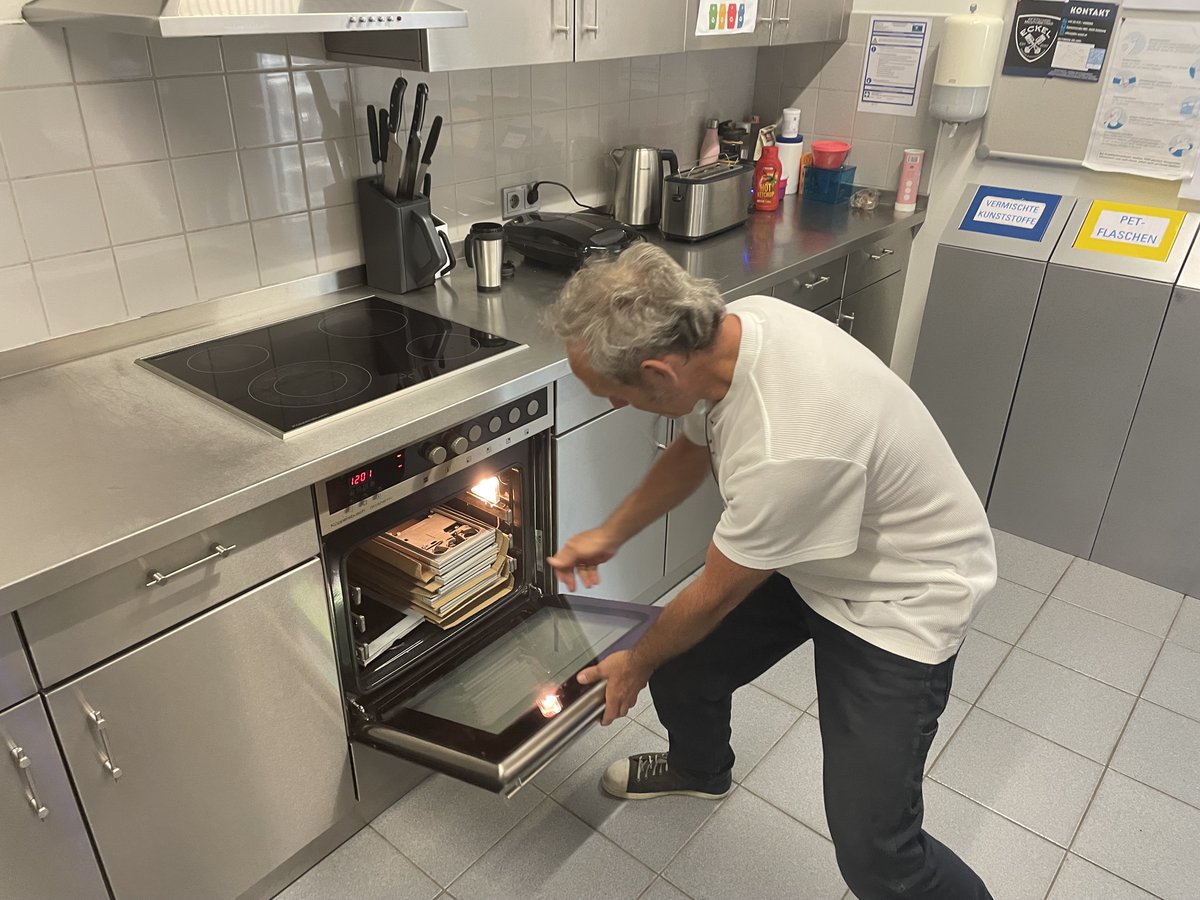 Hot stuff! 🔥
Our hardware engineers thought the usual #climatechamber isn't enough of a #qualitychallenge for our #od10 terminals -- so they went ahead and put them in the oven in our staff kitchen! 
That leaves just one question: what to serve with them when they're done? 😂