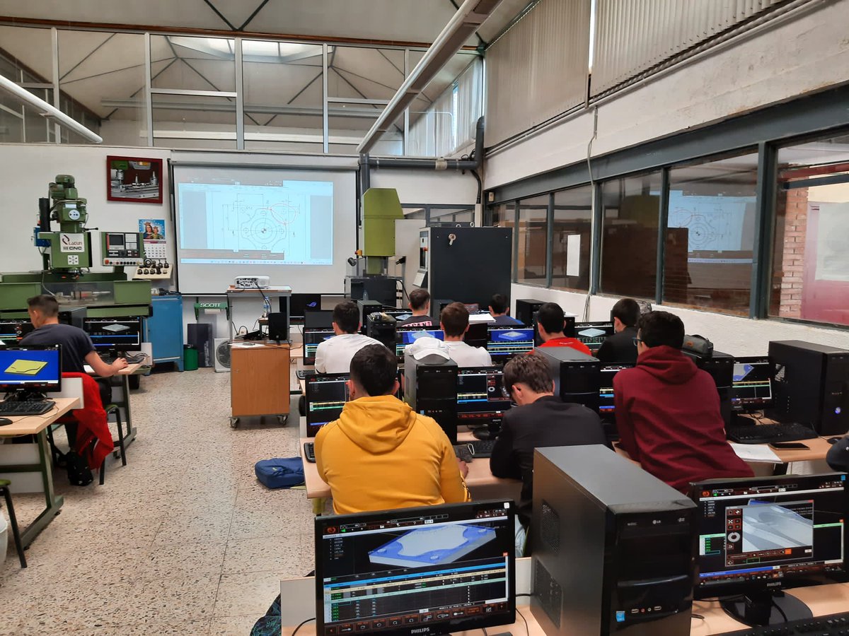 intermaher's tweet photo. 🏢Esta semana hemos tenido el placer de volver a dar clase en el Centro Formativo @SalesianosBuru en Burgos.
👏Esta vez de manera presencial.
📈¡La familia #mazatrol sigue creciendo!
#intermaher #mazak #controlSmooth #tornos #centrosMecanizado #maquinasMultitarea #formacion https://t.co/LqTNm6l8LI