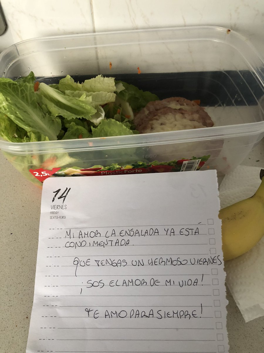 Anoche llegué reventada del trabajo y no alcancé hacerme la comida para el otro día(almuerzo en el trabajo), novio llegó de entrenar ,me preparo todo y encima me dejo una cartita. No esperen nunca menos!!!!!