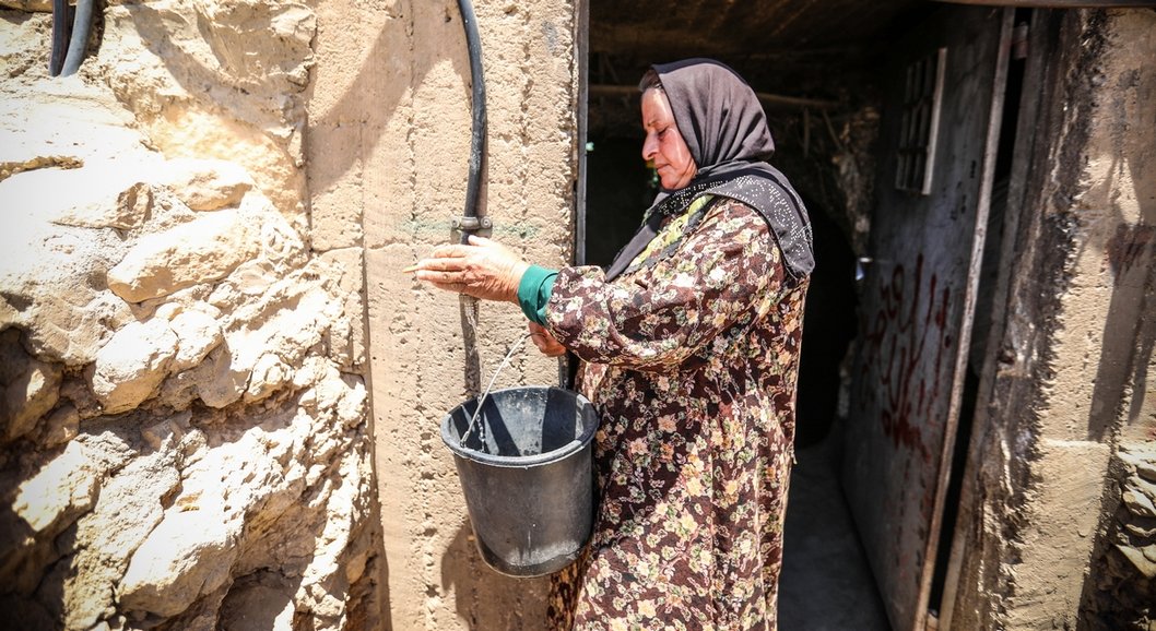 ICRC_ar's tweet photo. "لا يمكنني الاطمئنان إلّا إذا كان لديّ منزل أغلق عليّ بابه فأشعر بالأمان"، 
هذا ما قالته ريم يوم هدم منزلها عام 2019. اليوم، تواجه ريم بالإضافة إلى أكثر من ألفي فلسطيني تهديداً وشيكاً آخر بالنزوح في #مسافر_يطّا. 
اقرأوا القصة كاملة هنا: 
https://t.co/MkiygRmwXU https://t.co/3Xf9iOu9NG