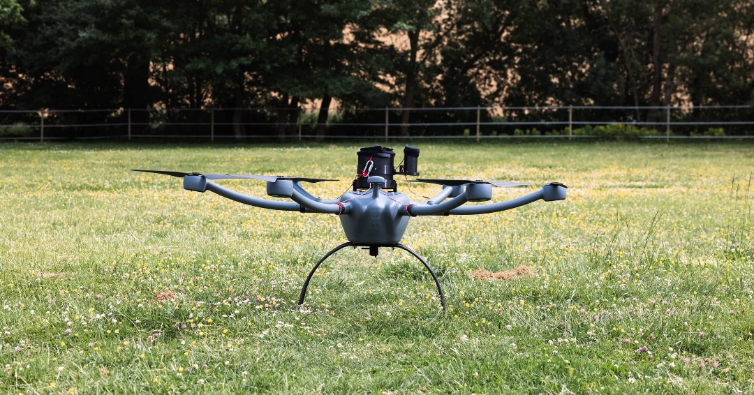 EDrotek's tweet photo. On vous présente notre drone gros porteur capable de porter 8kg de charge utile, idéal pour un spectacle pyro ! 🎆 Mention spéciale pour notre pilote Olivier qui manie la bête d’une main de maître 😎

#drotek #dronelightshow #drone #IOStar #droneshows #jumbodrone #madeinfrance https://t.co/wuJT7De3Qx
