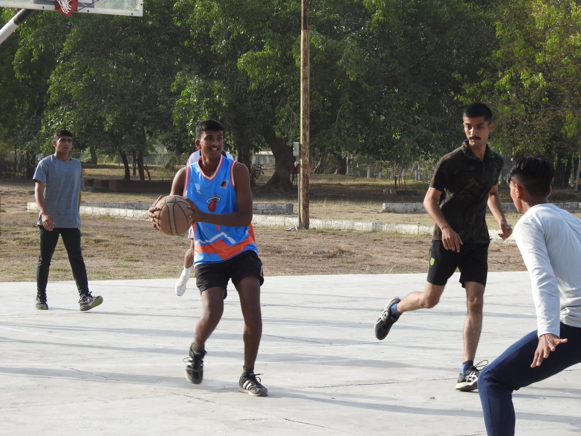 NCC_Dte_Gujarat's tweet photo. #NCCGUJARAT
129 cadets of 27 Guj Bn, Jamnagar &amp; 36 Guj Bn, Bhuj undergoing Army attachment started an exciting day with yoga, followed by handling of weapons &amp; rounded off the day with a friendly match of Basketball.
@DefencePRO_Guj
@HQ_DG_NCC
@IaSouthern
@adgpi
@drajaykumar_ias https://t.co/mte6gmCiK2
