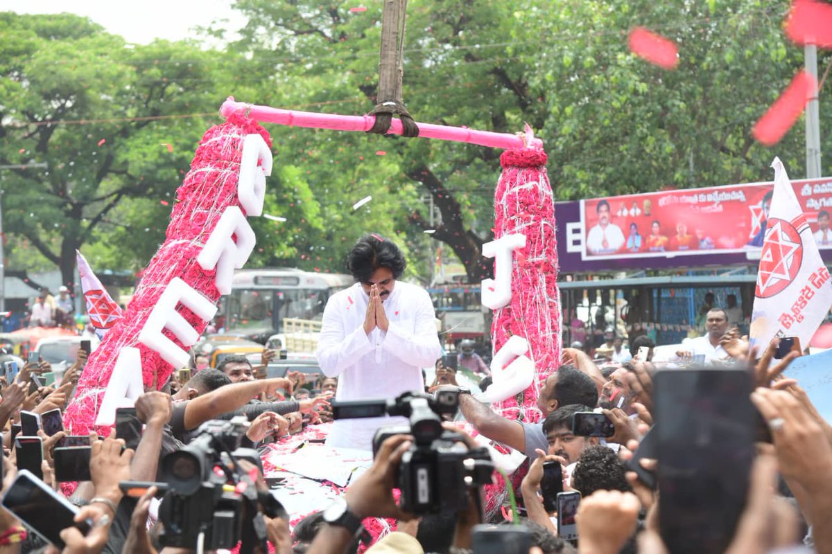 JanaSenaParty's tweet photo. హైదరాబాద్, మెట్టుగూడ అంబేద్కర్ చౌరస్తా వద్ద జనసేన అధినేత శ్రీ @PawanKalyan గారు.

#JanaSenaniNalgondaTour
#JanaSenaTelangana https://t.co/VdvLUunVPy