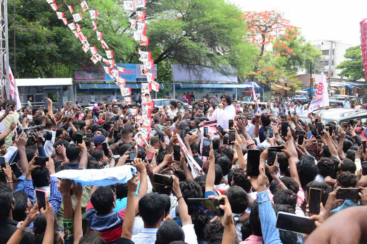 JanaSenaParty's tweet photo. హైదరాబాద్, మెట్టుగూడ అంబేద్కర్ చౌరస్తా వద్ద జనసేన అధినేత శ్రీ @PawanKalyan గారు.

#JanaSenaniNalgondaTour
#JanaSenaTelangana https://t.co/VdvLUunVPy