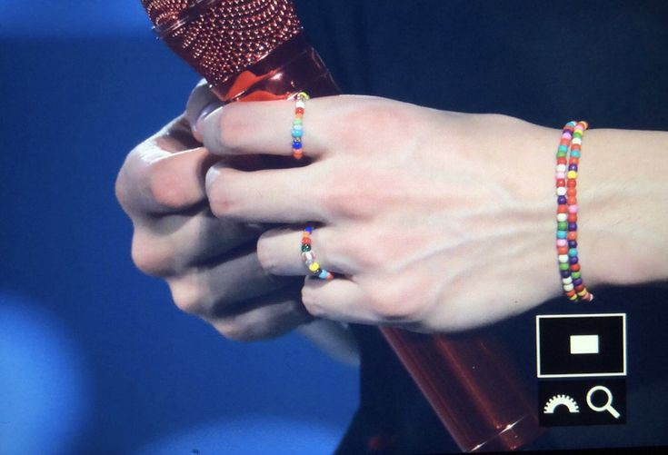 fizhiyu's tweet photo. recuerdan cuando chanyeol tuvo su mini obsesión con hacer pulseritas y baekhyun se aparecía así en los conciertos 😭 https://t.co/8Tj1AEOelE