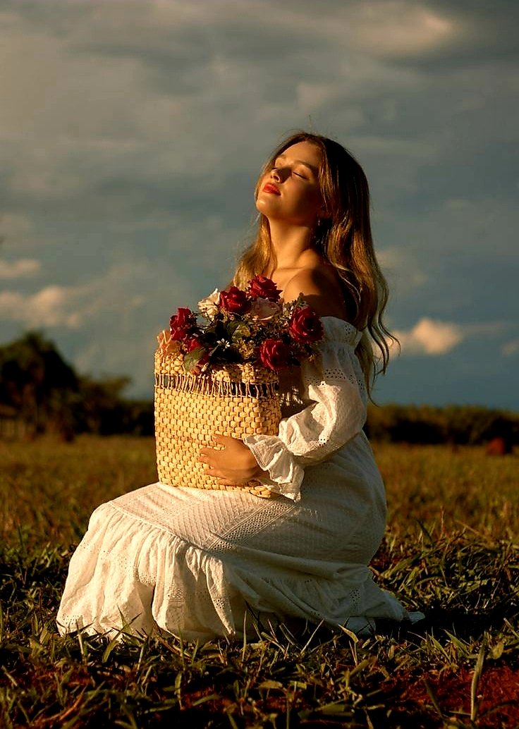 Senden bir sen, senden daha bir sen doğuyor sabaha; 
diyorsun "kimsin?"
"Aslınım" diyor. 
Aslına bakıp kendini onda bulmaya çalışıyorsun; 
diyorsun "ne kadar güzelsin."
"Güzelsin" diyor aslında sana.
"Bahar açmış saçlarında bak."
#ibrahimsengun