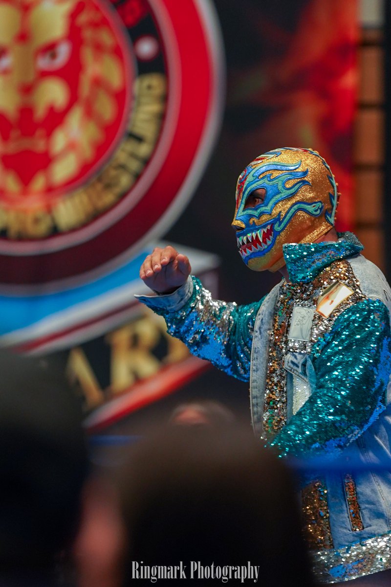 RingmarkPhotos's tweet photo. I cannot stress this enough... El Titan ... your jacket ... is the most beautiful thing I've ever seen. @njpwglobal @NJPWofAmerica #ELTITAN #sparkle #BOTSJ2022 #njpw https://t.co/g2E84Uyg9J