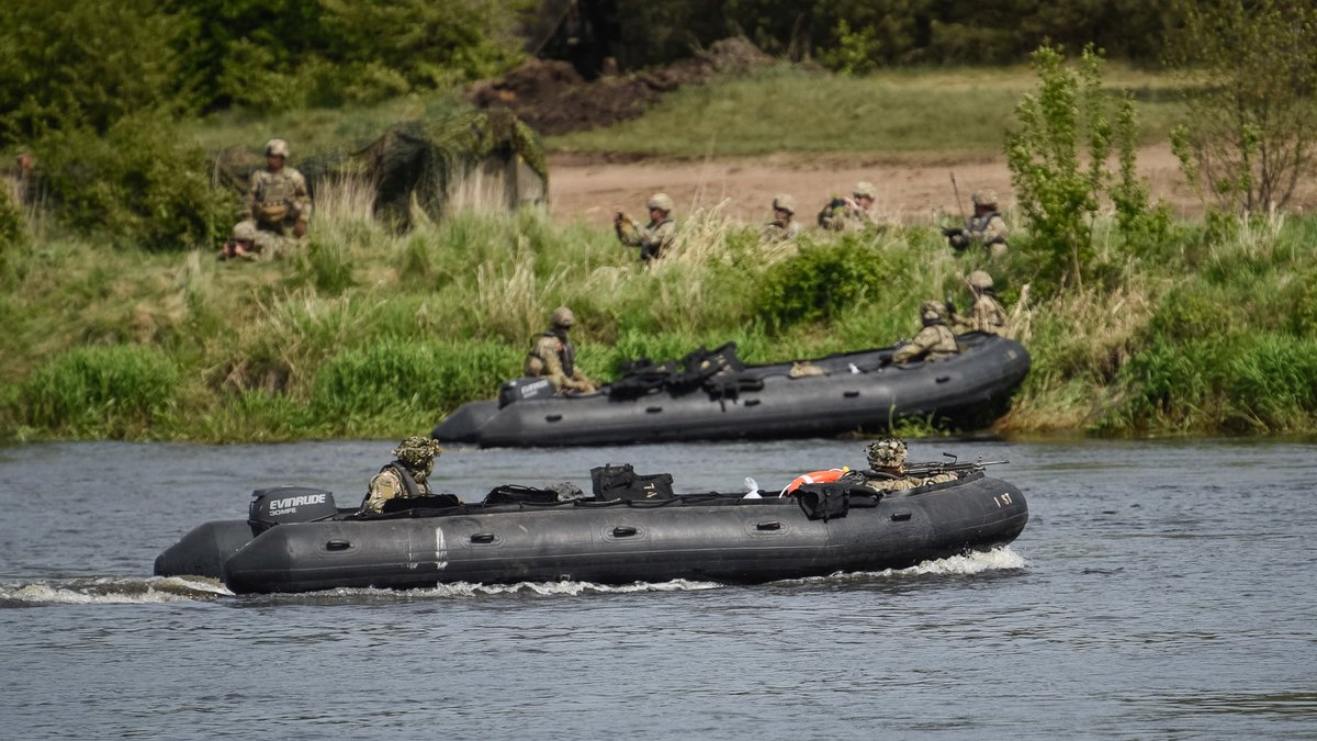 #DefenderEurope22 is a multinational defence exercise conducted in Poland and other #NATO member and partner countries. Almost 7⃣0⃣0⃣0⃣ soldiers from 🇵🇱, 🇺🇸, 🇫🇷, 🇸🇪, 🇩🇰 and 🇬🇧 are practicing on the territory of Poland, using over 3⃣0⃣0⃣0⃣ units of combat equipment.