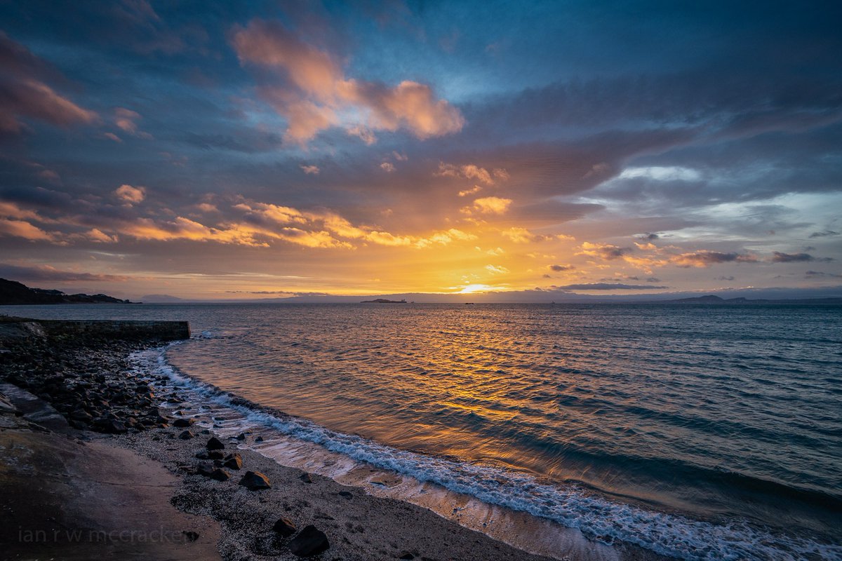 welcometofife's tweet photo. Good morning from #Fife, here's a favourite sunrise scene to start Friday 🌖

#LoveFife #WelcomeToOurHome #Pathhead #Kirkcaldy https://t.co/rTRypN4FXO