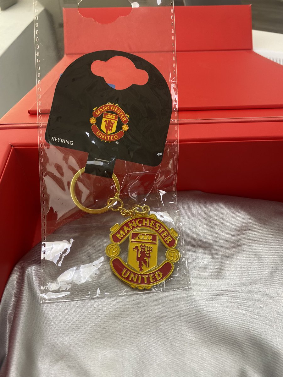 abadhi90's tweet photo. sucha a happy morning. thanks for the gift pack @ENBDdeals and proud @ManUtd_Es fan https://t.co/v14zVx5pZC