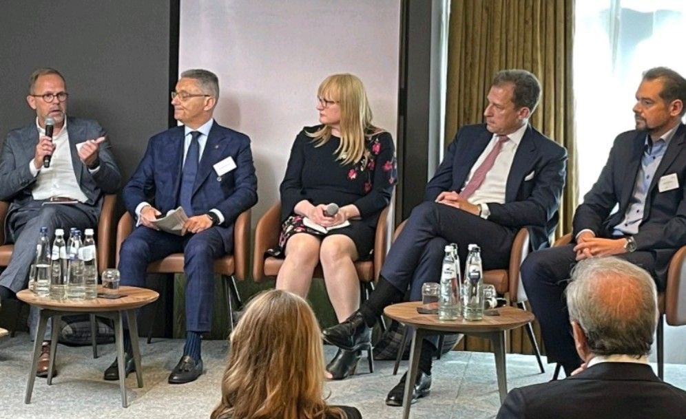 Mit #Corona und dem Krieg in der #Ukraine wirken zwei Kriesen parallel auf die europäische #Möbelindustrie. Guter Austausch hierzu beim ersten #EFIC #Furniturday in Brüssel.