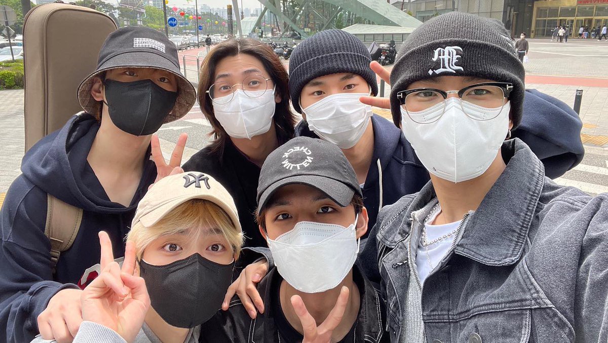 keunilku's tweet photo. miss u guys so much, boys! thank u https://t.co/dqTPJIXEur for giving us a minilog ♡ https://t.co/tLKKLrck6X