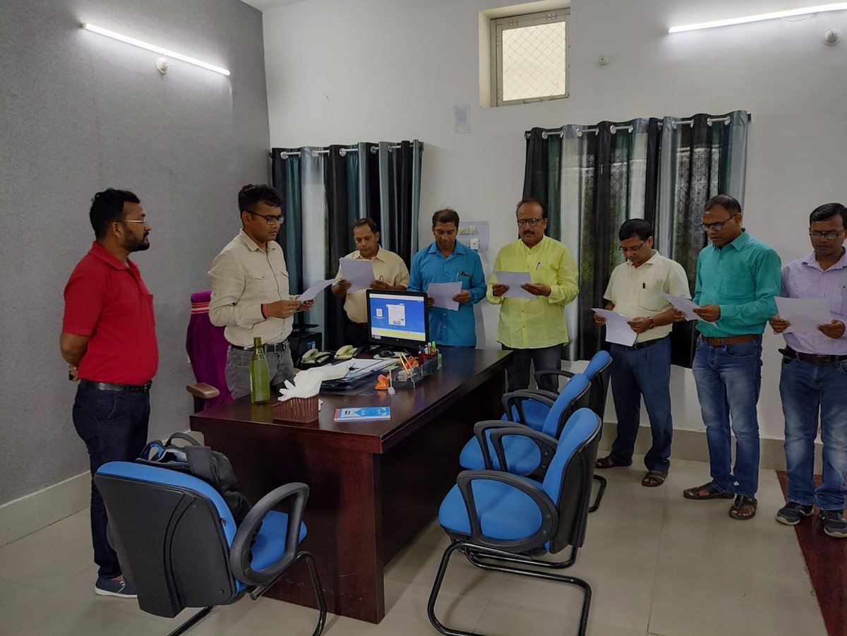 MuzaffarpurRrb's tweet photo. Observance of Anti-Terrorism Day @ Railway Recruitment Board, Muzaffarpur. https://t.co/FbDI1KMpjZ