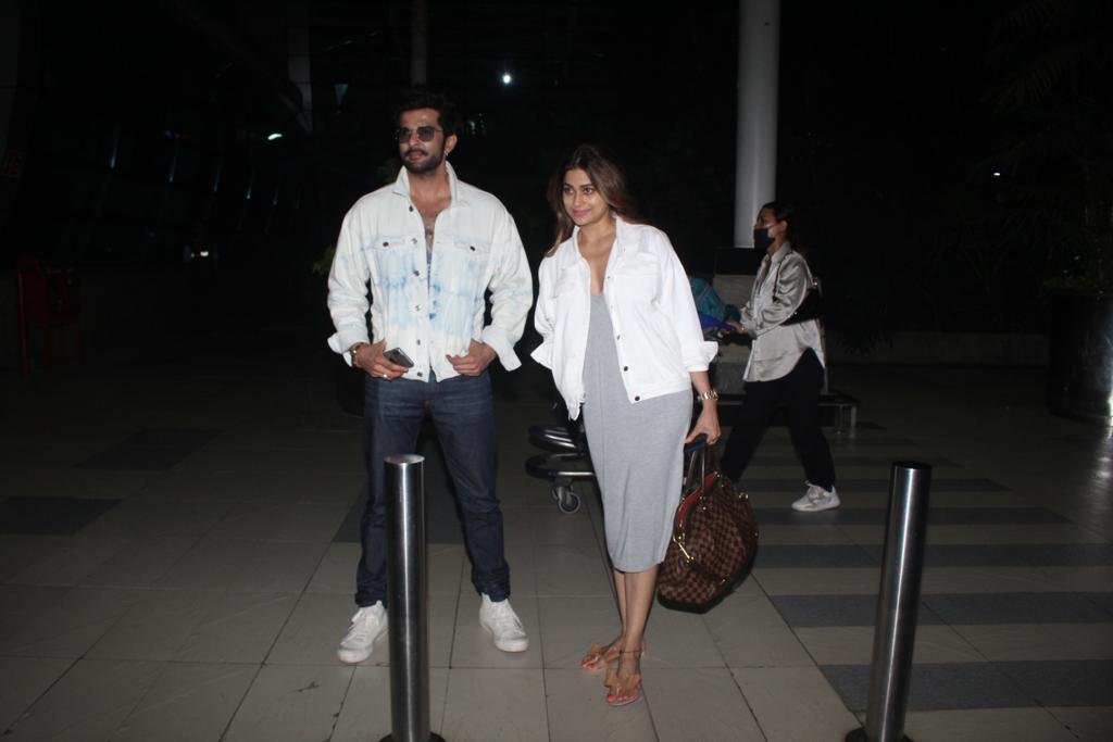 timeofbollywood's tweet photo. Shamita Shetty and Raqesh Bapat spotted at the airport 
#shamitashetty #raqeshbapat #bollywoodcouple #coupleupdates #coupletime #airportlook #airportfashion  #timeofbollywood https://t.co/5bA4DZBP8q