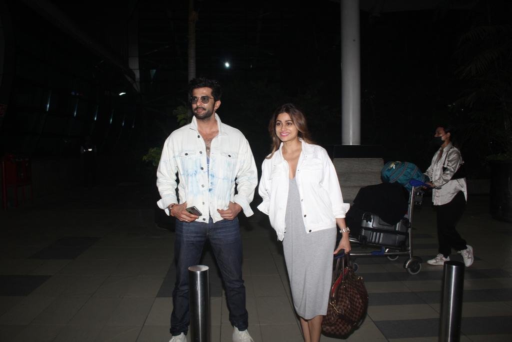 timeofbollywood's tweet photo. Shamita Shetty and Raqesh Bapat spotted at the airport 
#shamitashetty #raqeshbapat #bollywoodcouple #coupleupdates #coupletime #airportlook #airportfashion  #timeofbollywood https://t.co/5bA4DZBP8q