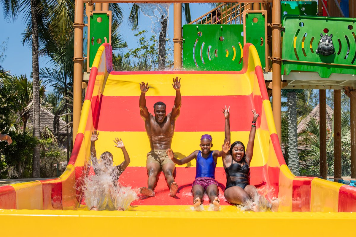 How we're cruising into the weekend💦💃💃. #fridaymood #weekendloading⏳ #happydays #moood😁