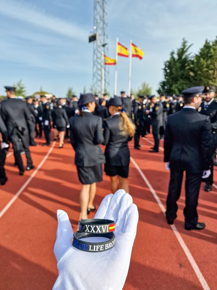 Enhorabuena a los compañeros que juran hoy su cargo como Policías de la Promoción XXXVI del CNP.
Tras una larga lucha, habéis conseguido cumplir vuestro sueño y hoy es vuestro día.
Os deseo una bonita y larga carrera policial y q logréis profesionalmente todo lo q os propongáis.