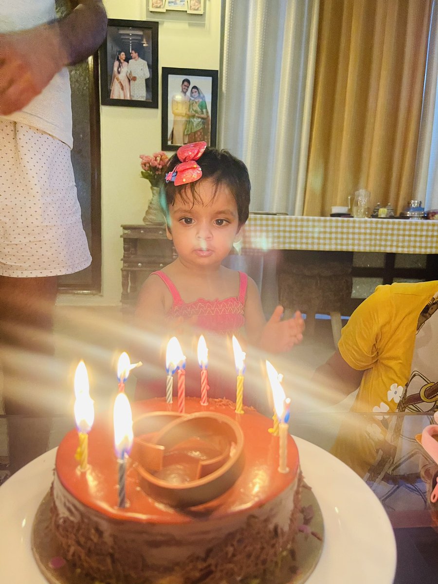 KotwalMeena's tweet photo. आज बेटी का जन्मदिन है और समझ नहीं आ रहा क्या लिखूँ, जिसके लिए अब साँसे चलती हैं... 6 दिन छत्तीसगढ़ का सफ़र और पहली बार इतना दूर और इतने दिन के लिए दूर थी. काम में मन नहीं लग रहा था बस मिलने के पल का इंतज़ार था. जैसे ही मिली चेहरे पर कई सवाल के साथ माँ सुनते ही सारी थकान छूमंतर ❤️ https://t.co/dfBvI0SbCy