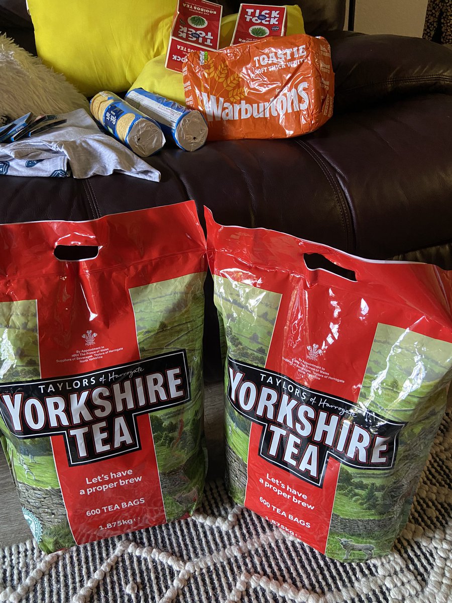 CharlieCW's tweet photo. The loot my auntie and cousin smuggled to LA for me 🤣 @YorkshireTea @Warburtons 
Not sure my airport sign making skills are anything to write home about #britinla https://t.co/YA61WNcGMQ