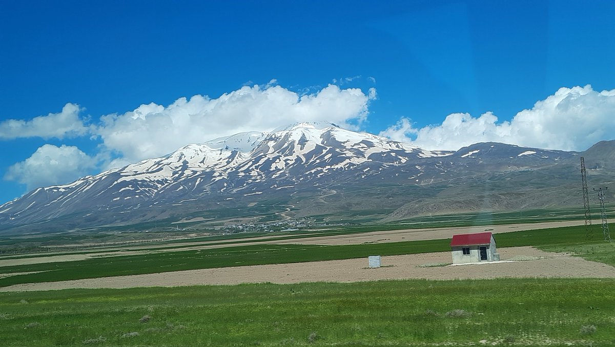 FatmaNKok's tweet photo. Tek dağları izlemekte tedavi edici bir şeyler var. #büyükağrı #küçükağrı #tendürek #süphan https://t.co/Eh9nAKbK9O
