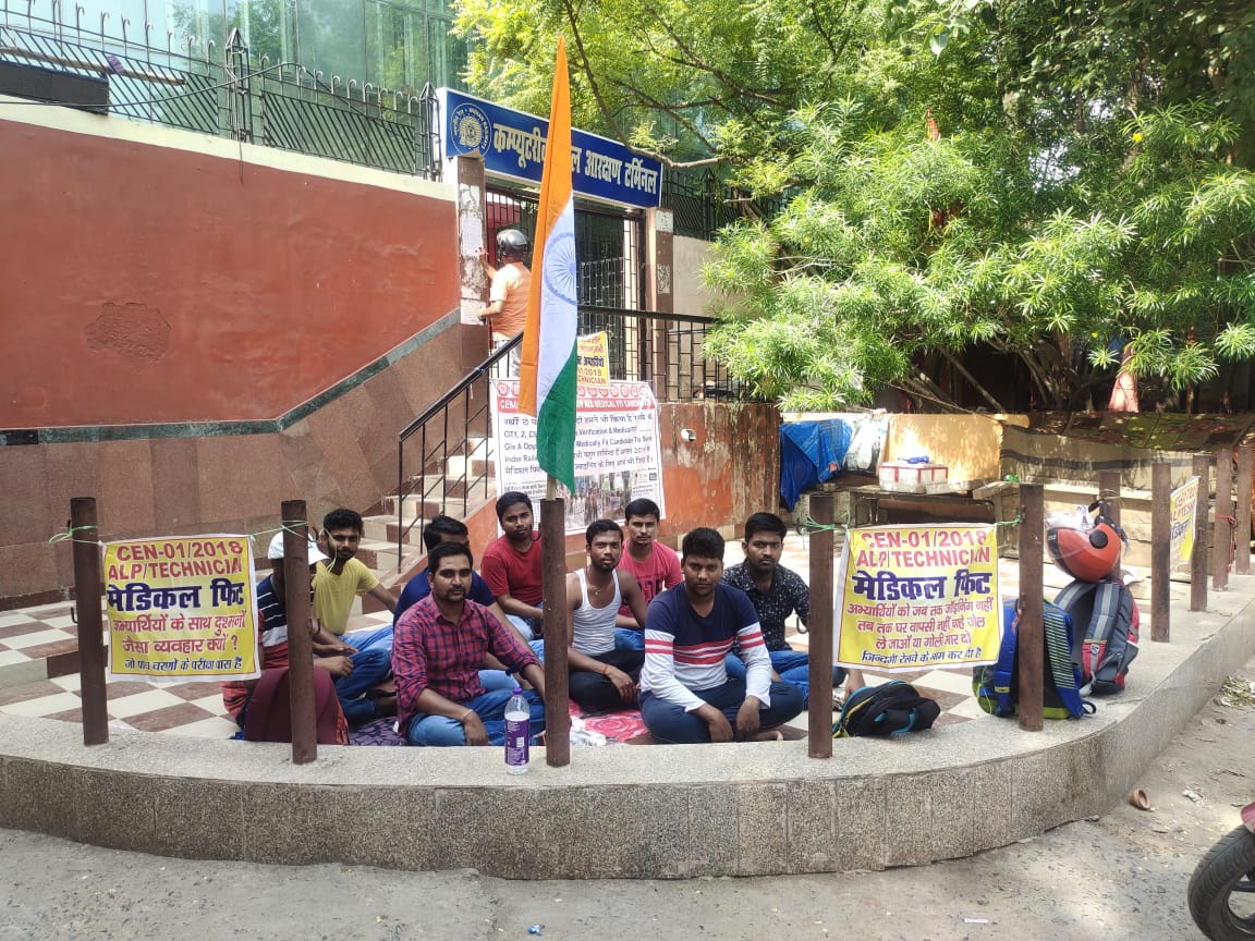 fopHjWkcr6SKw1s's tweet photo. @PMOIndia
@rashtrapatibhvn
@VPSecretariat 
Honourable Sir, Railway dwara CEN 01/2018 ALP &amp; Technician medical fit standby yuba candidates aj road pe vatak rahe hai. Istarah se hamara jindegi barbad ho rahe hai. Vacant seat hote huye v hame joining nehi diya ja raha hai. Please 🙏 https://t.co/66OrjWcXhT