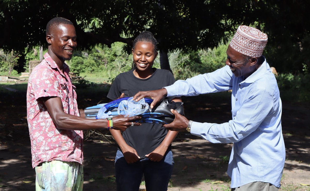 8 fishermen from Munje village,trained by <a href="/cordioea/">CORDIO East Africa</a> on #Coralreef monitoring happily receive monitoring gear from <a href="/comred_/">COMRED</a> and <a href="/BlueVentures/">Blue Ventures</a> . The gear will improve their efficiency in management of the upcoming co-management area and #OctopusClosure #conservation #SDGs #SDG4