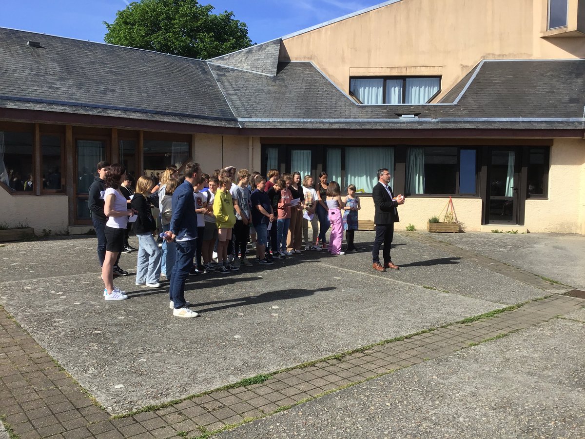 Soirée du 19 mai autour de la parentalité au collège. Bravo aux élèves pour leur investissement 👏👍 <a href="/CDI_Cerisy/">CDI_Cerisy</a> #NAH Merci aux associations de leur présence.