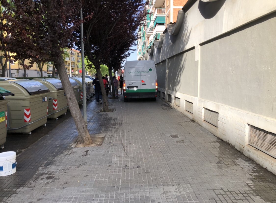 dirck digler (@dirckdigler) on Twitter photo Alguien sin sentido común no vale para cualquier trabajo. Carga y descarga libre y en horario de entrada al cole. <a href="/cornella20/">cornella2.0</a> <a href="/lapremsadelbaix/">La Premsa del Baix</a> Alguien sin sentido común no vale para cualquier trabajo. Carga y descarga libre y en horario de entrada al cole. <a href="/cornella20/">cornella2.0</a> <a href="/lapremsadelbaix/">La Premsa del Baix</a>
