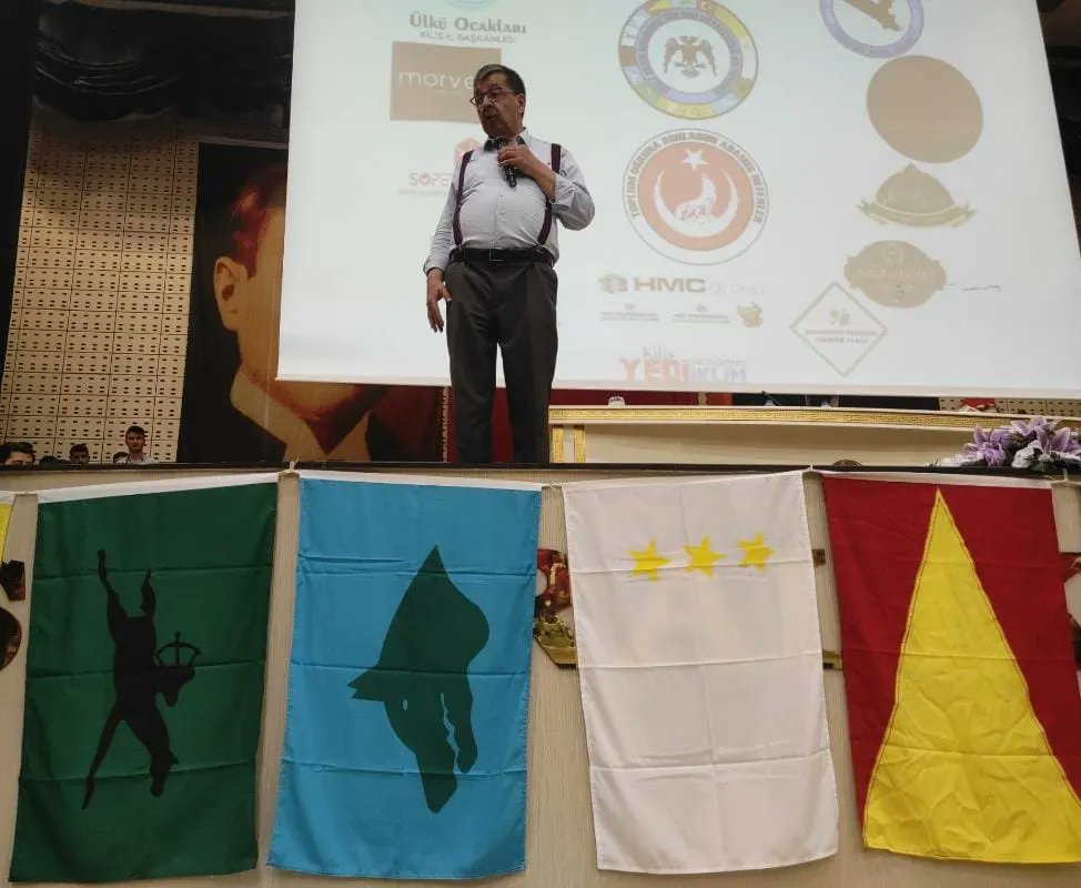K7AUTUDAT's tweet photo. 1- Kilis Ülkü Ocakları olarak Kilis 7 Aralık Üniversitesi Turan Topluluğumuzun Ve TÜDAT Topluluğumuzun hazırlamış olduğu, Hayati İnanç Hocamızın konferanslarını gerçekleştirdiği programımızı salona sığmayan bir kalabalık ile gerçekleştirmiş bulunmaktayız. https://t.co/4VxpAGZUJA